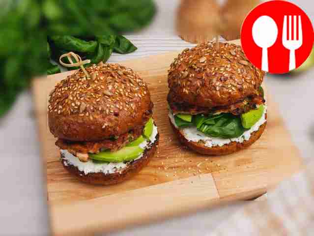 Бургер с семгой и авокадо