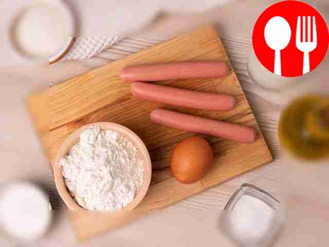 Снимите защитную пленку с сосисок. Приготовьте...