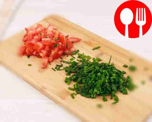 На разделочной доске мелко нашинкуйте помидор...