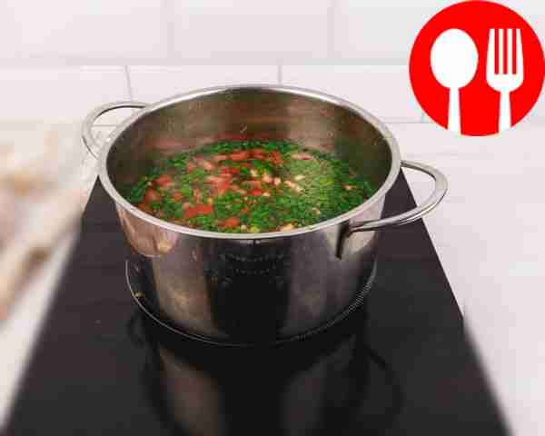 Далее добавьте нарезанную зелень, кусочки...