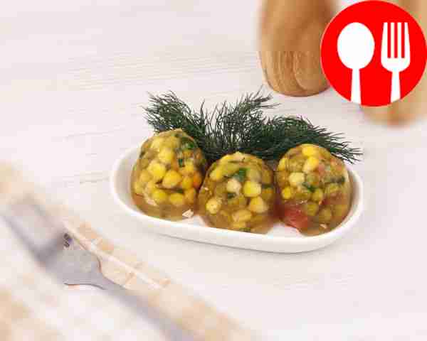 Подавайте заливные яйца на стол в специальной...