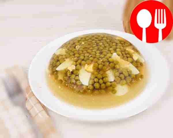 Заливные яйца с горошком