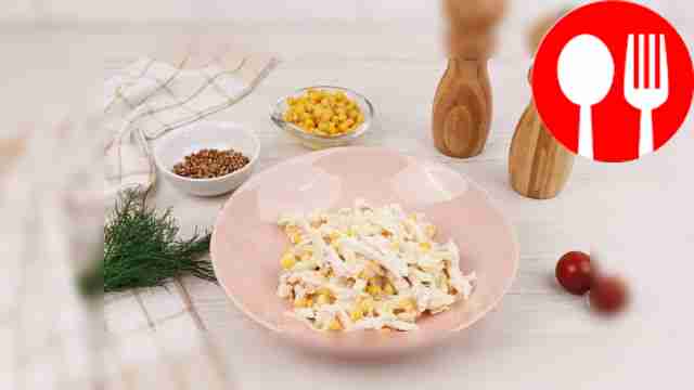 Салат с маринованным луком и ананасами