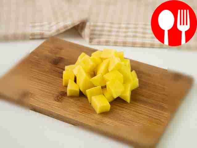 Промойте разделочную доску и порежьте на ней...