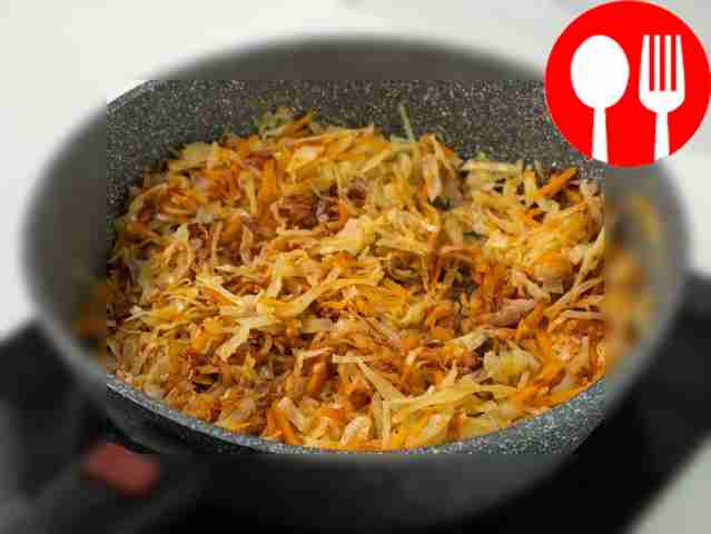 Возьмите большую сковороду и смажьте её...