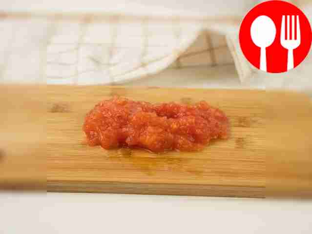 Проварите помидор в кастрюле до мягкости....