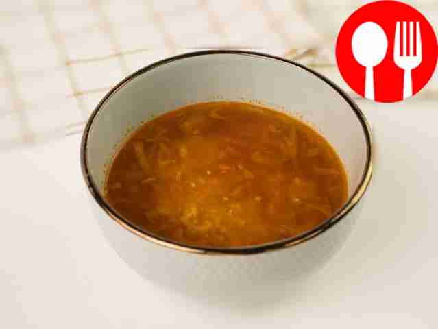 Налейте в глубокую тарелку постный капустняк с...