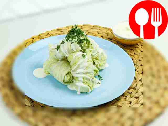 Рулетики с творогом в пекинской капусте