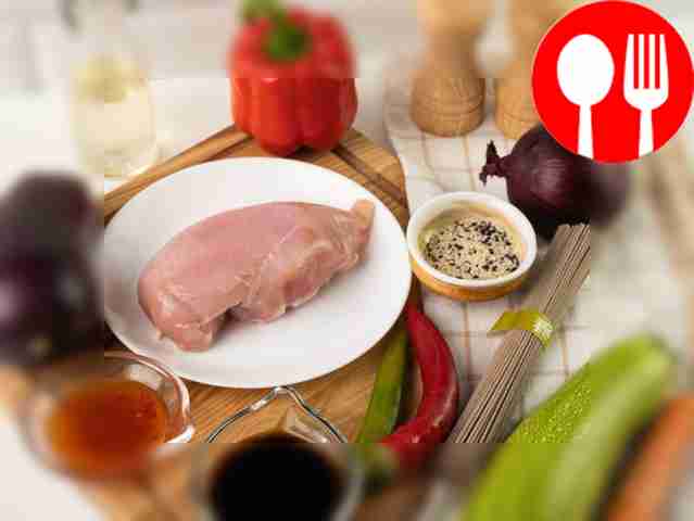 Промойте куриное филе и обсушите его бумажной...