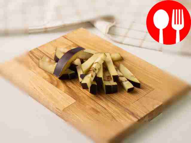 Порежьте баклажан, кабачок цукини, болгарский...