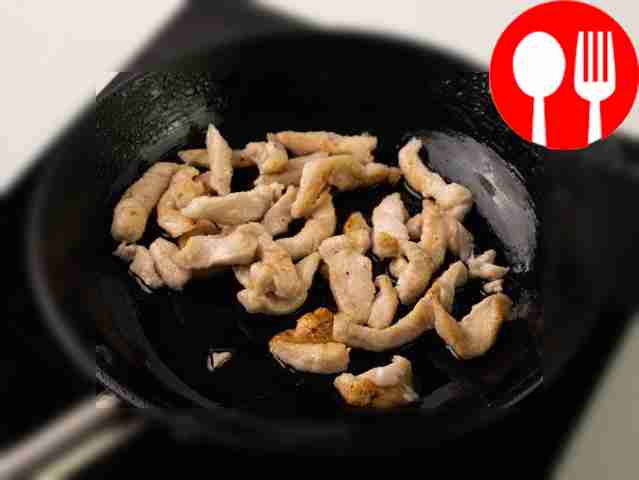 Разогрейте сковороду и влейте масло. Обжарьте...