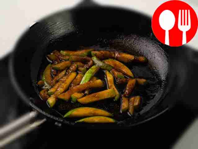 В той же сковороде, где жарилась курица,...