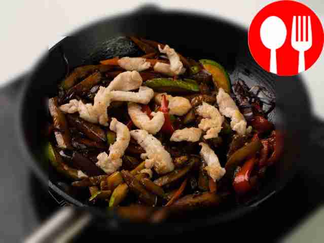 Добавьте курицу к овощам, полейте соевым...