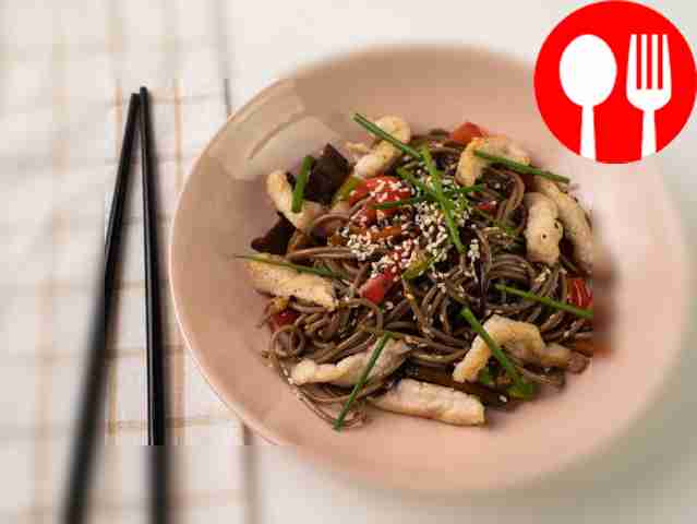 Посыпьте блюдо кунжутом и украсьте зелёным...