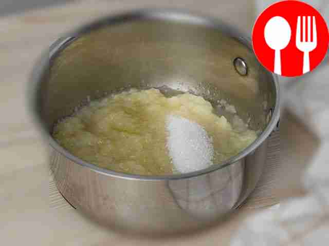 Измельчите груши в блендере. Добавьте сахар и...