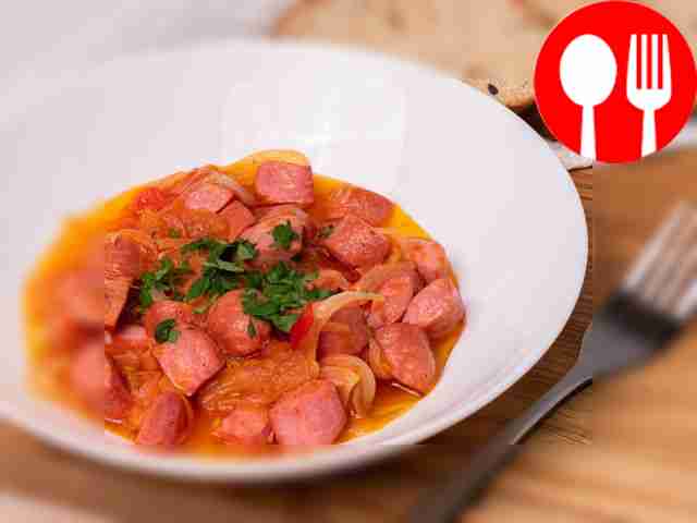 Сосиски с луком и помидорами