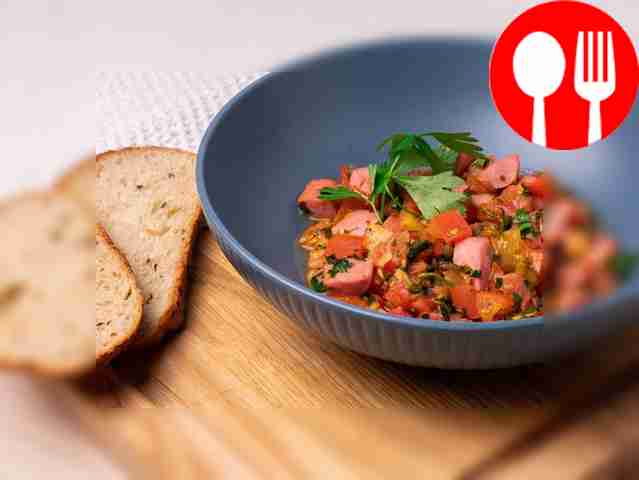 Сосиски с помидорами