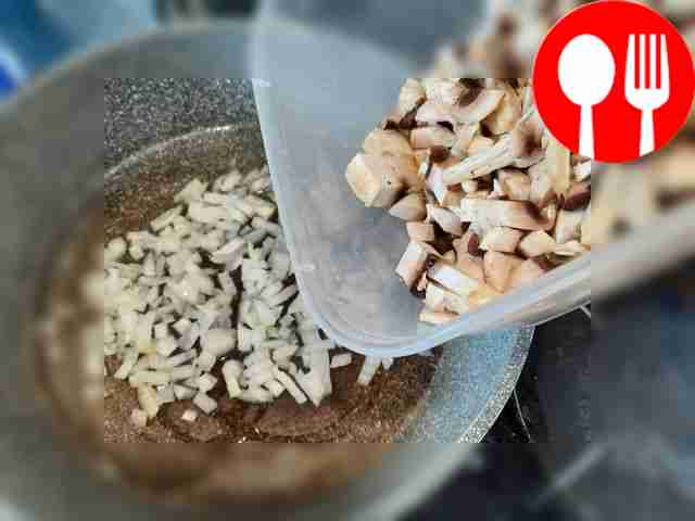 Сначала поджарьте лук до прозрачности. Затем...