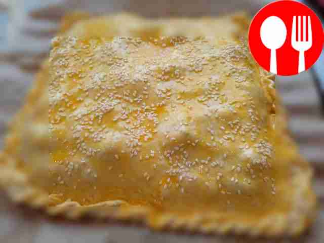 Раскатайте одну половину теста, положите...