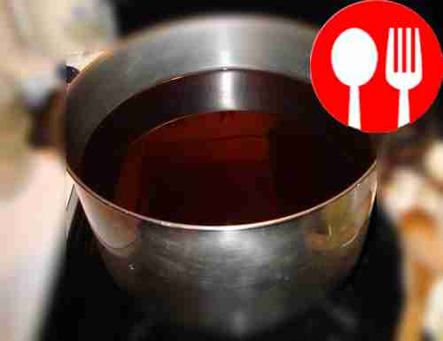 Подогрейте клюквенный морс в кастрюле на...