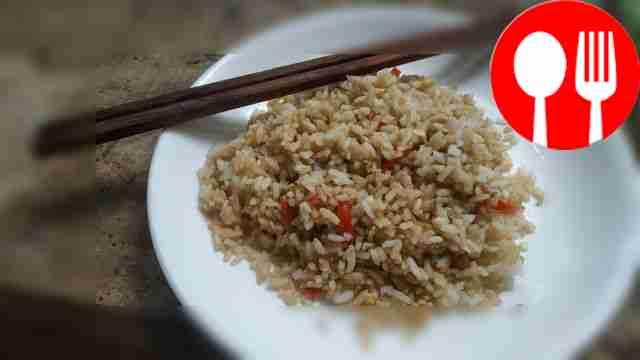 Жареный рис по-вьетнамски с яйцом