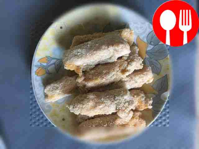 Ломтики сыра обваливают сперва в муке, затем в...