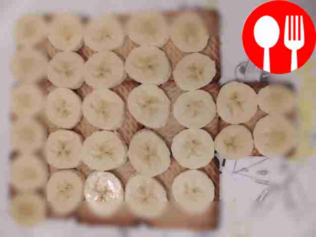 На печенье выкладываем слой творожной массы с...