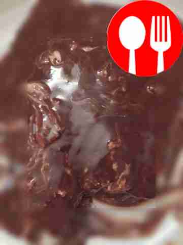 Шоколад распускаем на водяной бане и заливаем...