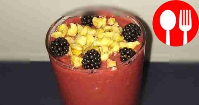 Смузи с малиной, яблоками и мятой