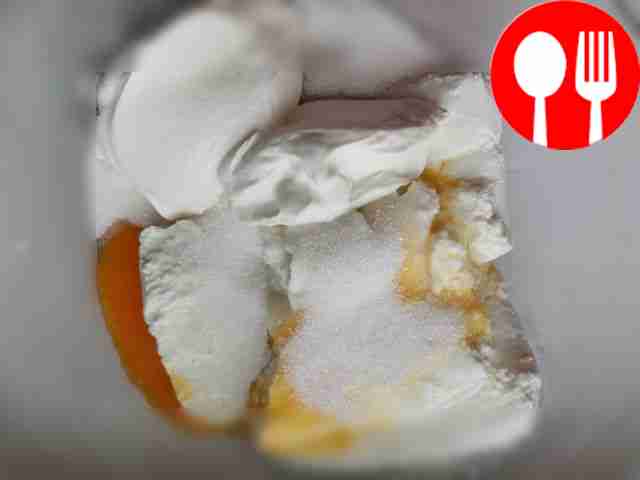 В отдельной миске взбейте миксером творог,...