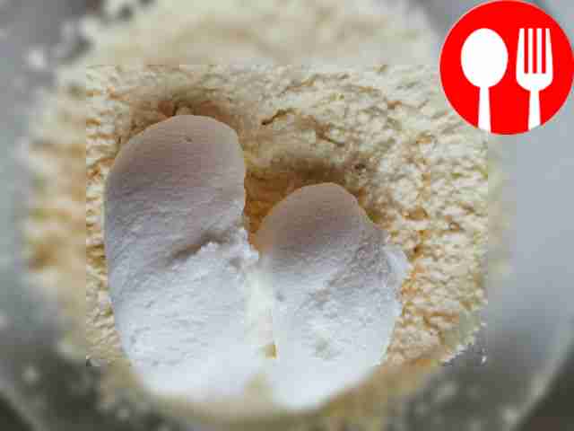 Аккуратно соедините белки с творожной массой...