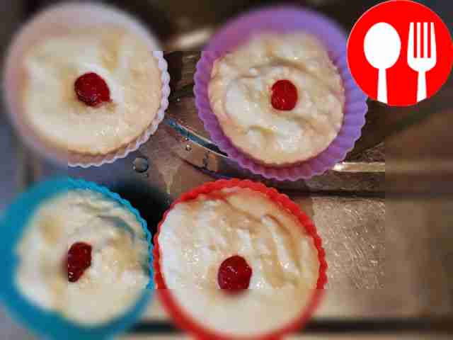 Разложите массу по формочкам и выпекайте при...