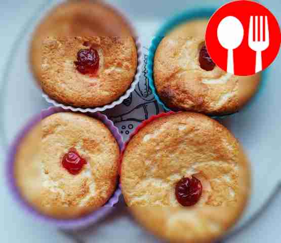 Подавайте со сметаной, джемом и сгущёнкой.