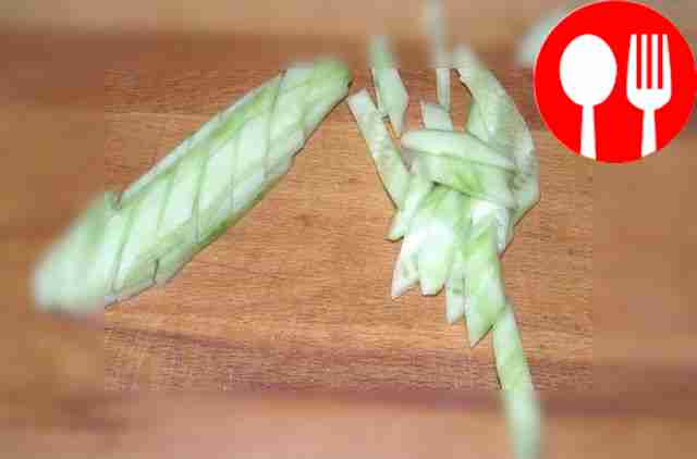 Очистите огурцы и нарежьте их небольшими...