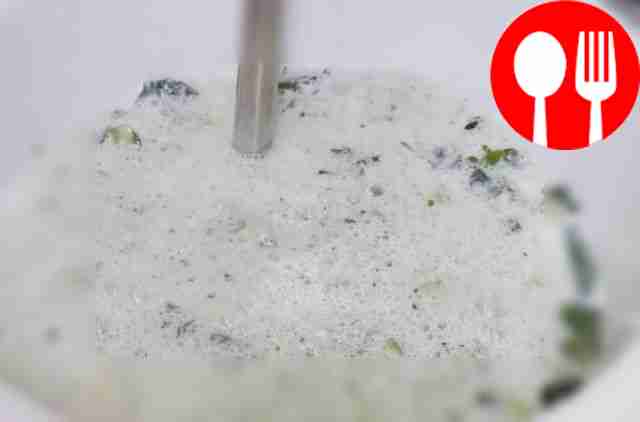 Туда же добавьте йогурт, чеснок, листочки...