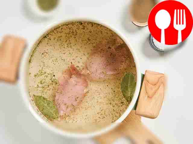 Приготовьте бульон: поместите куриные бедра в...