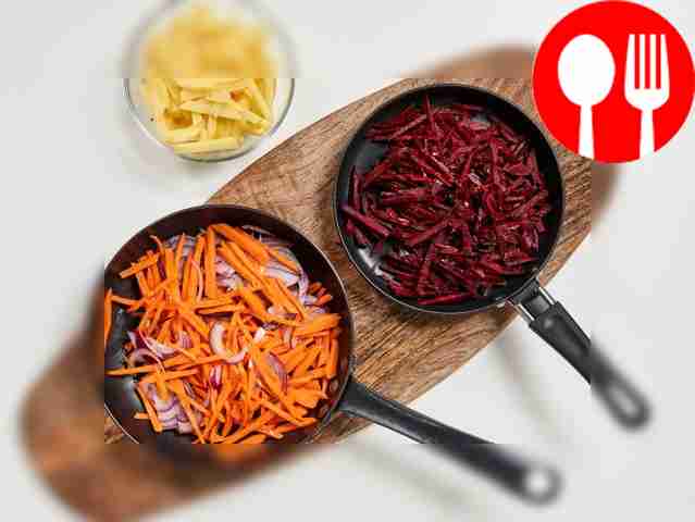 Приготовьте зажарку. На сковороду влейте 1,5...