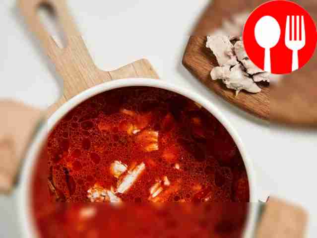 Завершите готовку: выньте куриные бедра,...