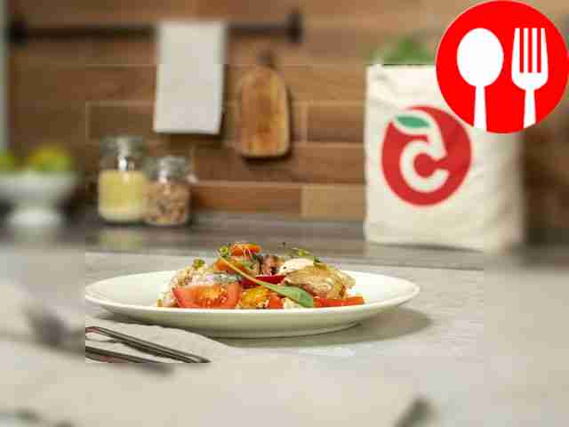 Скумбрия с овощами и зеленью