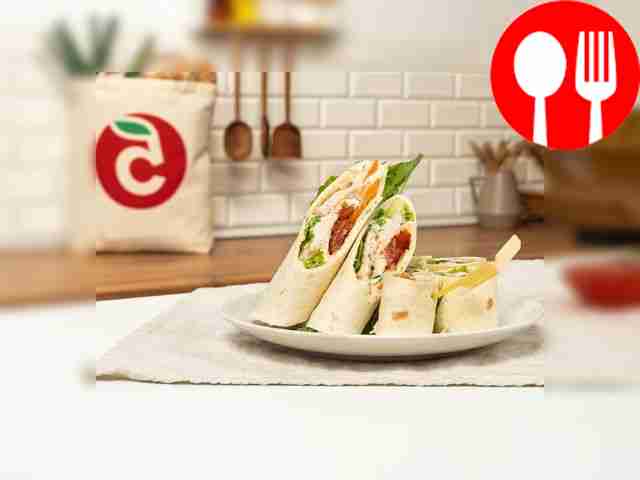 Роллы с индейкой, сливочным сыром и базиликом на палочках