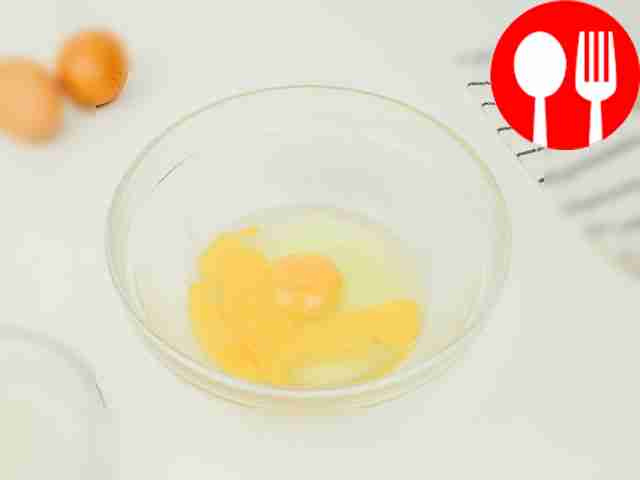 Разбейте яйца от кур.