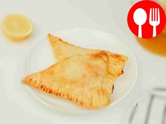 Украсьте подачу тонкими ломтиками лимона и...