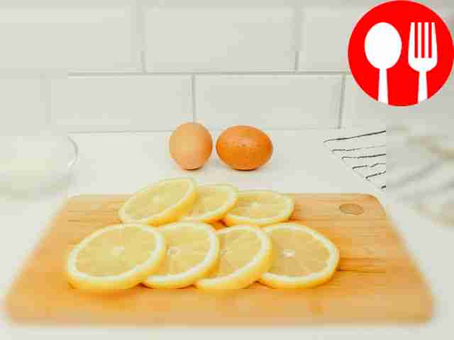 Разрежьте лимон на дольки и удалите семечки.