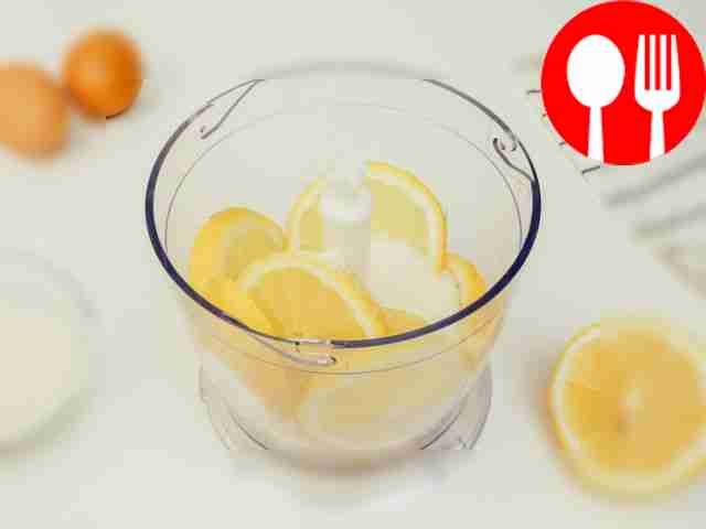 Поместите нарезанный лимон в чашу блендера и...