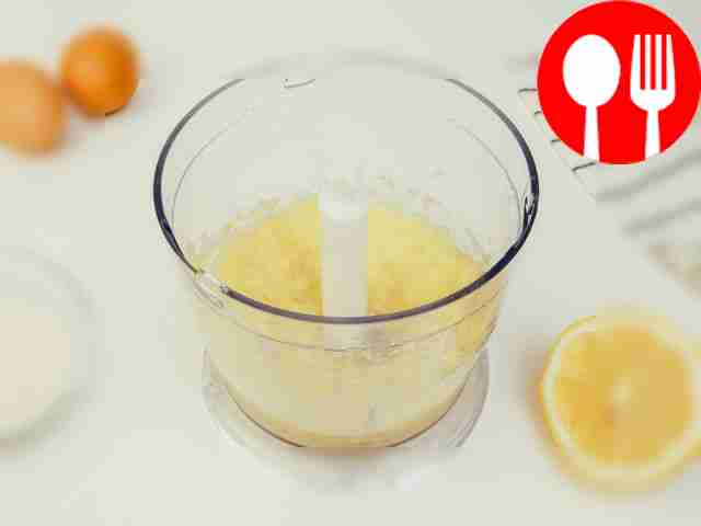 Перетрите лимон с сахаром до получения...