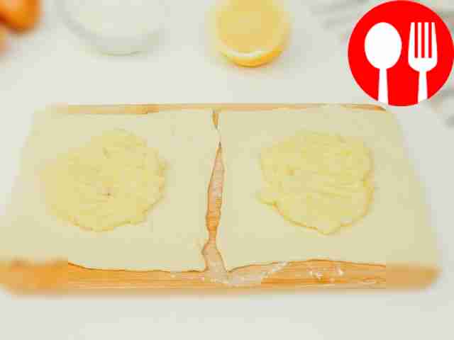 Разрежьте тесто на квадраты. В центр каждого...