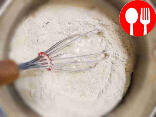 Разбейте яйца в глубокую миску и залейте их...