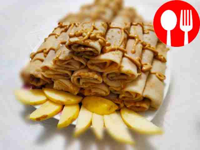 Чтобы подать красиво, уложите блины на ломтики...