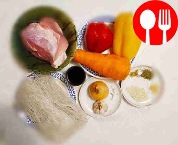 Промойте мясо и обсушите его. Выньте фунчозу...