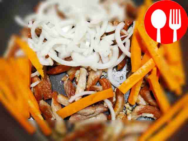 Разогрейте сковороду. Нарежьте мясо и морковь...